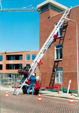 Dachdeckeraufzug 26m mit Fahrgestell mieten leihen