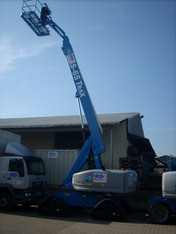 Selbstfahren Diesel Teleskoparbeitsb&uuml;hne auf Kettenfahrwerk mieten leihen