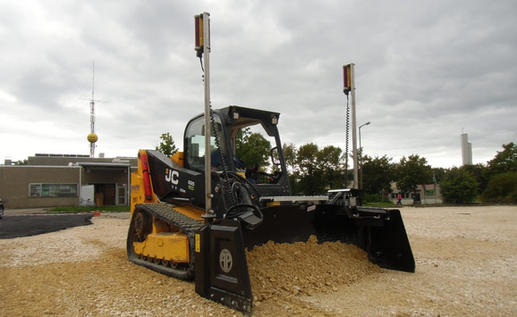 Laderaupe mit lasergesteuertem Planierschild mieten leihen
