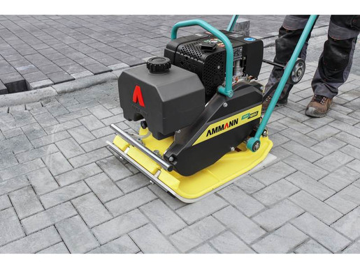 Vorw&auml;rtslaufende R&uuml;ttelplatte 110kg mieten leihen