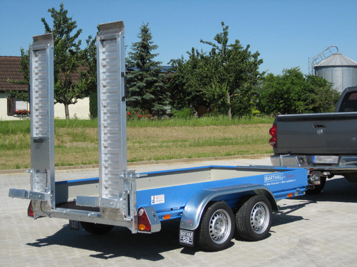 Maschinentransport Anh&auml;nger Tieflader 3,5 t Gesamtgewicht  mieten leihen
